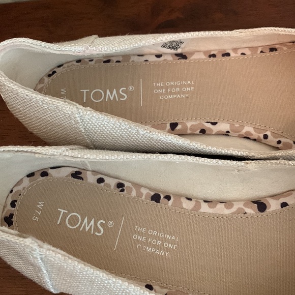 TOMS BRAND NEW SIZE 7.5 SLIP ON FLATS - Picture 6 of 9